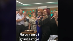 NAJLUĐA ŽURKA ZA 50 GODINA MATURE U SRBIJI "Gimnazijalci" đuskaju kao da im je 18, a zvezda večeri bio je razredni koji ima 80 godina