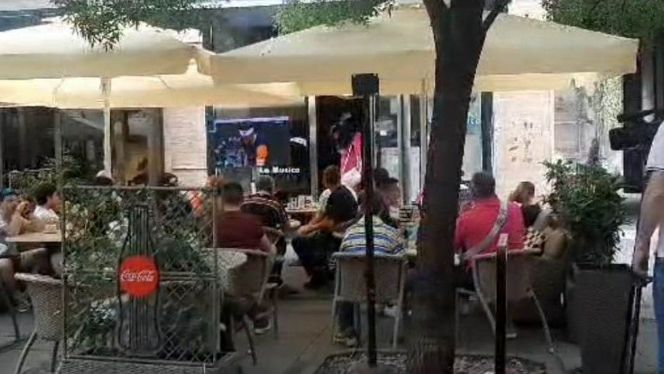 KADA NOLE IGRA, SVE STAJE Pune bašte beogradskih kafića, svi gledaju Đokovićev istorijski meč (VIDEO)