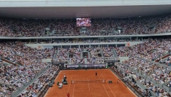 SPREČEN SKANDAL U PARIZU Navijač hteo da uleti kod Novaka