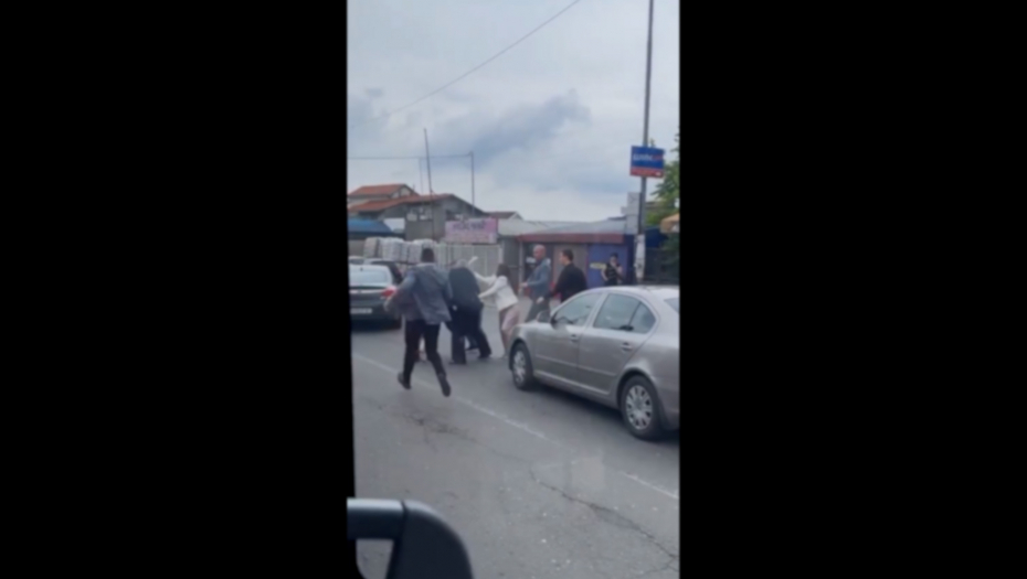 NE ZNA SE KO KOGA BIJE! Masovna tuča nasred Kaluđerice: Umešale se i žene, jedna potegla štiklu (VIDEO)