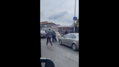 NE ZNA SE KO KOGA BIJE! Masovna tuča nasred Kaluđerice: Umešale se i žene, jedna potegla štiklu (VIDEO)