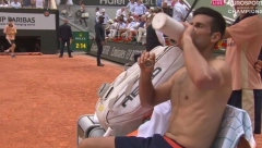 Novak skinuo majicu, a prizor je mnoge iznenadio (FOTO)