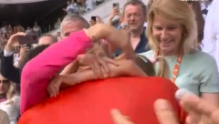 ČISTE EMOCIJE  Moćno slavlje Novaka Đokovića, u zagrljaju porodice i tima (FOTO)