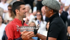 MORA DA JE GOREO U SEBI Licemer: Pljuvao Novaka na sav glas, a sada je sa osmehom morao da mu preda pehar (FOTO)