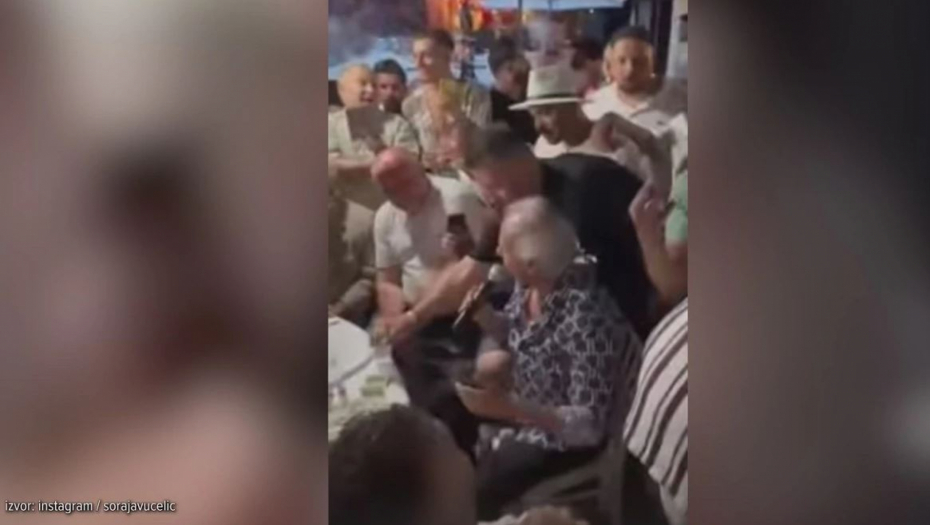 SORAJA DALA 20.000 EVRA BAKŠIŠA MUHAREMU SERBEZOVSKOM! Pevač okružen novčanicama, starleta sve snimila i objavila! (FOTO)