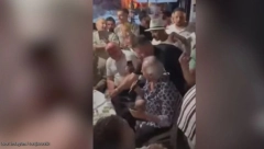 SORAJA DALA 20.000 EVRA BAKŠIŠA MUHAREMU SERBEZOVSKOM! Pevač okružen novčanicama, starleta sve snimila i objavila! (FOTO)