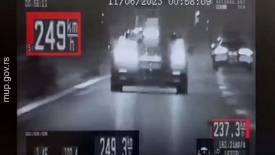 SNIMAK POLICIJSKE JURNJAVE 250 NA SAT! Presretač zaustavio pijanog vozača BMW-a, odmah mu stavili lisice (VIDEO)
