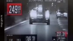 NEMAC SE BESNOM "MEČKOM" IŽIVLJAVAO PO AUTO-PUTU Uhvatio ga srpski presretač, policajci ostali zatečeni koliko je jurio!