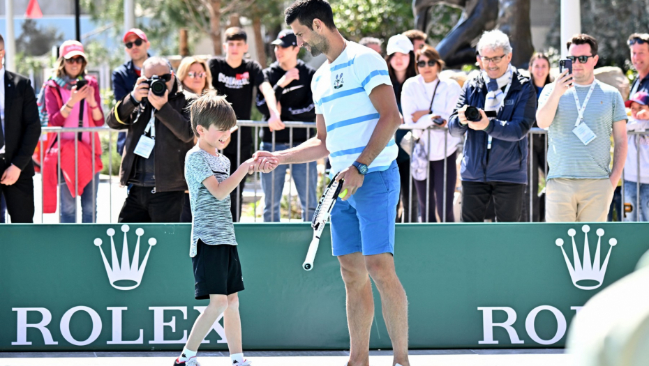OVAJ DETALJ IZ PARIZA JE SVIMA PROMAKAO Stefan Đoković slavio u opremi tatinog velikog rivala (FOTO)