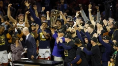 ŠMEKERSKA PORUKA TRENERA DENVERA Meloun se na paradi pojavio u specijalnoj majici (FOTO)