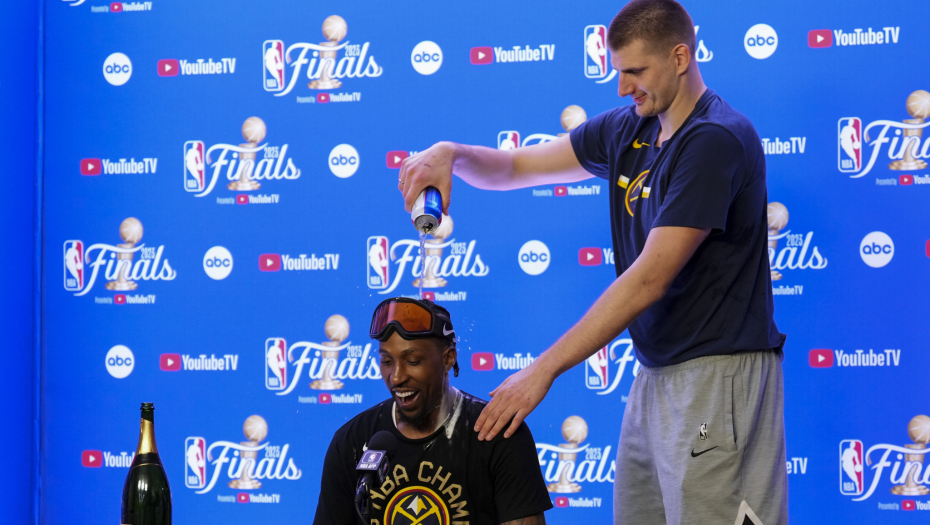 JOKIĆ PREKINUO KONFERENCIJU Nije lako biti u timu sa Jokićem, Džoker iznenadio saigrača, ovome se nije nadao (VIDEO)