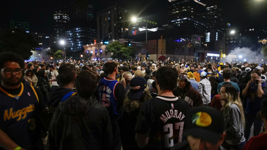 LUDNICA NA ULICAMA DENVERA Saigrači Nikole Jokića napravili potpuni haos i slavili sa navijačima (VIDEO)