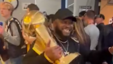 NE MOŽE NIŠTA BEZ NARODNJAKA Hit snimak iz svlačionice Denvera: Otac Džamala Mareja slavi uz Sinana Sakića (VIDEO)