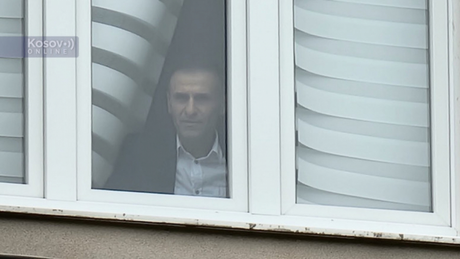 ZAŽALIO ŠTO JE UŠAO Okupacioni gradonačelnik setno viri kroz prozor opštinske zgrade u Leposaviću