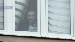ZAŽALIO ŠTO JE UŠAO Okupacioni gradonačelnik setno viri kroz prozor opštinske zgrade u Leposaviću