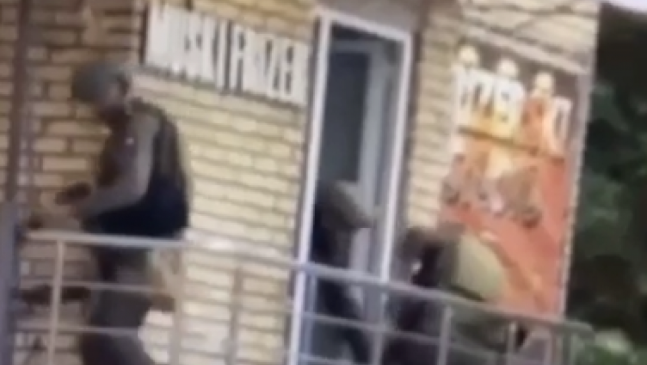 HAPŠENJE SRBINA U SEVERNOJ MITROVICI Kurtijev specijalac silom ga izvlači kroz vrata (VIDEO)