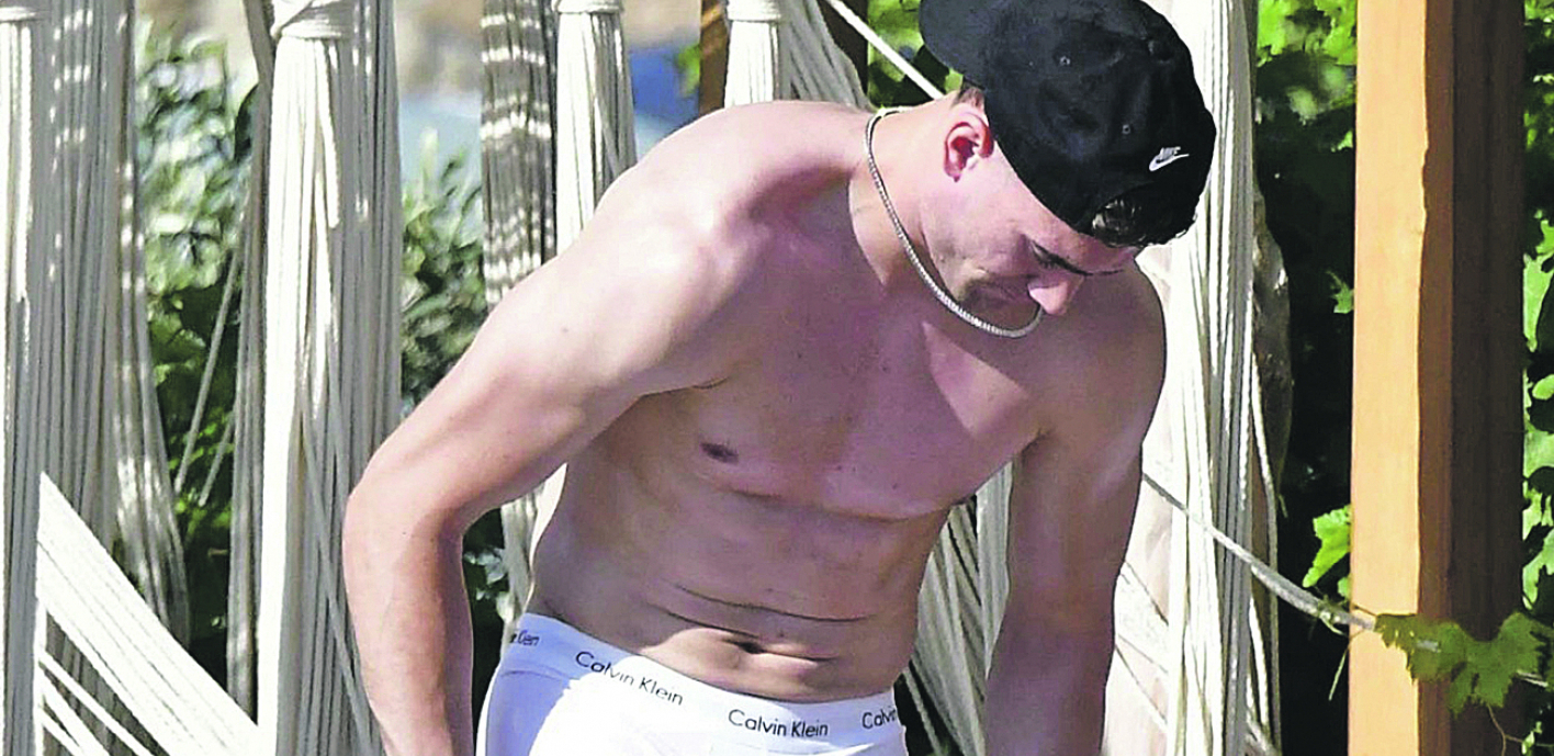 AUUU, BRATE Najskuplji srpski fudbaler imao šou: Striptiz pred lepoticama