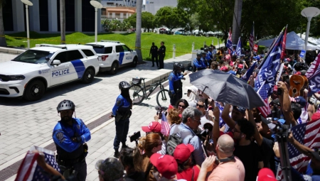 RUČAK ZA CELU KAFANU! Evo kako je Tramp proslavio posle saslušanja u Majamiju (VIDEO)
