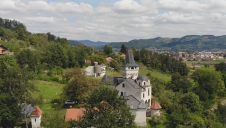 MNOGI MISLE DA JE OVO CRKVA Misteriozni dvorac na brdu iznad reke Rzav godinama unazad oduzima dah (FOTO)