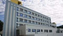 RANJENOM NASTAVNIKU SE BORE ZA ŽIVOT Učenik ispalio u njega nekoliko metaka