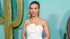 SKARLET JOHANSON SAVRŠENO ELEGANTNA U BELOM Veliki 3D cvet kao detalj koji je apsolutni hit ove sezone