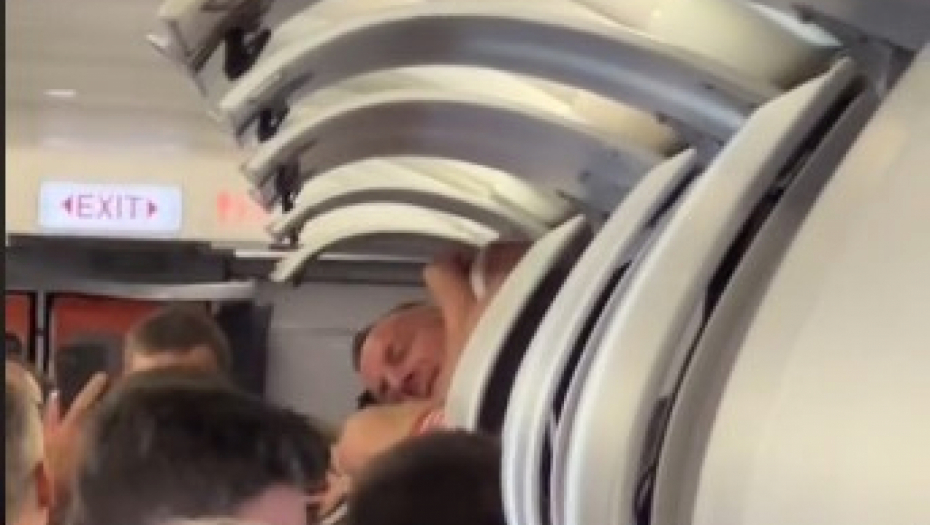 IZAŠAO U PROVOD, A PROBUDIO SE U AVIONU MEĐU KOFERIMA Urnebesan snimak se proširio mrežama - Da li je ovo moguće
