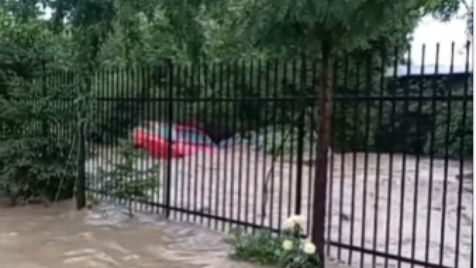 BUJICA NOSI AUTOMOBIL KAO DA JE IGRAČKA Nemila scena poplave u Srbiji (VIDEO)