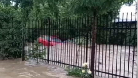 BUJICA NOSI AUTOMOBIL KAO DA JE IGRAČKA Nemila scena poplave u Srbiji (VIDEO)