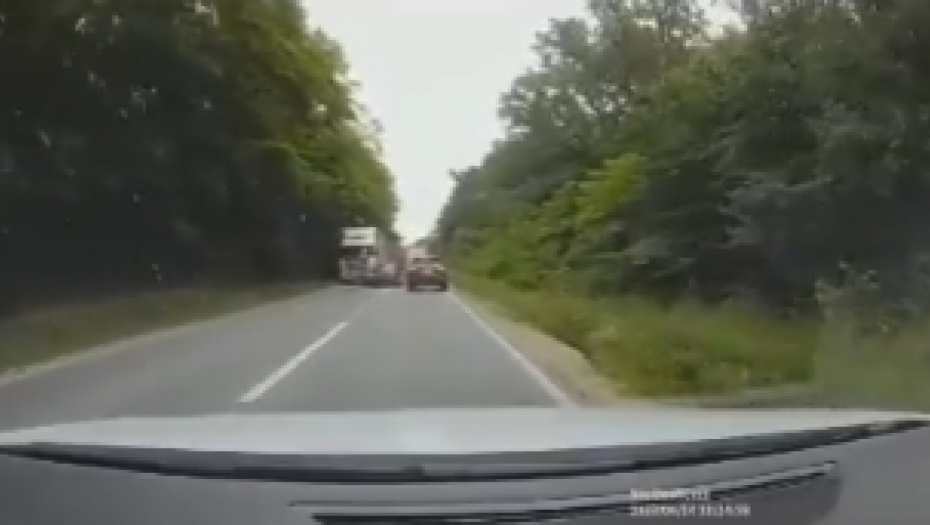 OVAKO SE GINE NA PUTU! Kamizkaza na putu isekao dva vozila, ZA SEKUND IZBEGNUTA TRAGEDIJA! (VIDEO)