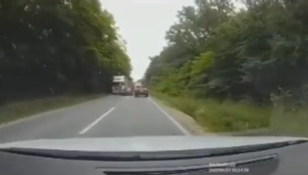 OVAKO SE GINE NA PUTU! Kamizkaza na putu isekao dva vozila, ZA SEKUND IZBEGNUTA TRAGEDIJA! (VIDEO)