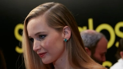 HALJINA DŽENIFER LORENS JE MODNI ZLOČIN Svi se pitaju ko ju je ovako unakazio, ne veruju da je ovo obukla za crveni tepih