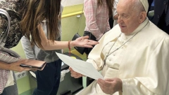 ZNA SE U KAKVOM JE STANJU PAPA FRANJA! Objavljene fotografije, u invalidskim kolicima je (FOTO)