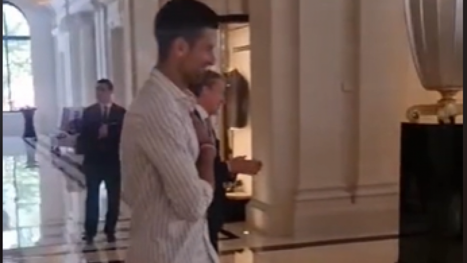 ŠAMPIONSKI ŠPALIR ZA NAJVEĆEG IKADA Novak ispraćen iz Pariza na senzacionalan način, posebno ga dirnule ovacije (VIDEO)