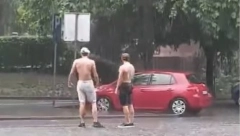 CAREVI... Njima kiša ne smeta, skinuli majice i izašli na Bulevar, pa uradili nešto šokantno