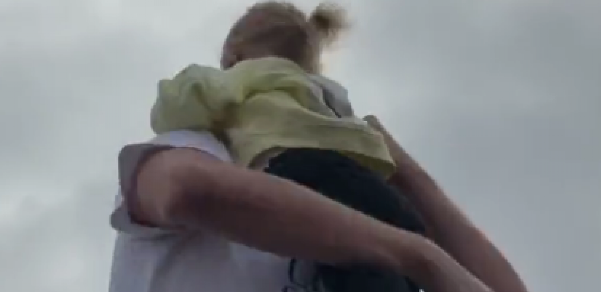 SLIKA GODINE NASTALA NA PARADI Dok je oko njega totalna ludnica, Jokić jednim potezom pokazao koliko je brižan otac (FOTO)