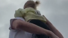 OGNJENA VEĆ UKRALA ŠOU Jokić sa ćerkicom stigao na šampionsku paradu (VIDEO)