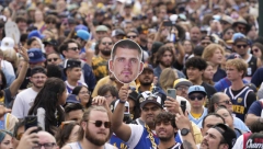 DRAMA TOKOM JOKIĆEVE PARADE Čovek izvadio pištolj i zapucao, izbegnuta katastrafa (VIDEO)