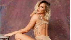 NE PRESTAJE SA GOLOTINJOM! Milica Dabović povukla majicu potpuno i pokazala grudi