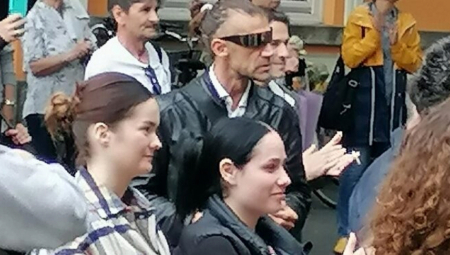 POGLEDAJTE ŠTA RADE AKTIVISTI OPOZICIJE Ljudi ga gledali dok je to radio bez blama u centru Pančeva! (VIDEO)