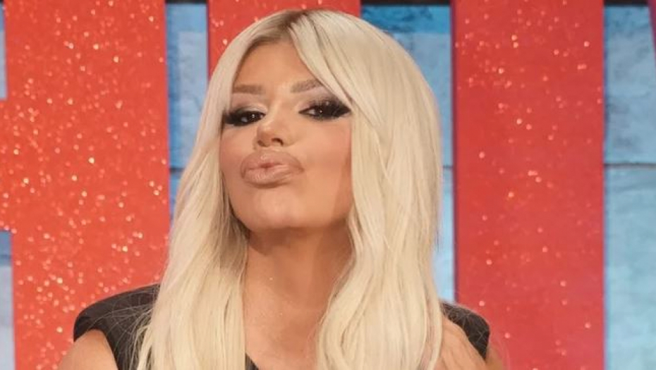 DARU FANOVI URNISALI PO MREŽAMA! Pevačica na meti oštrih kritika zbog novog brutalnog izdanja