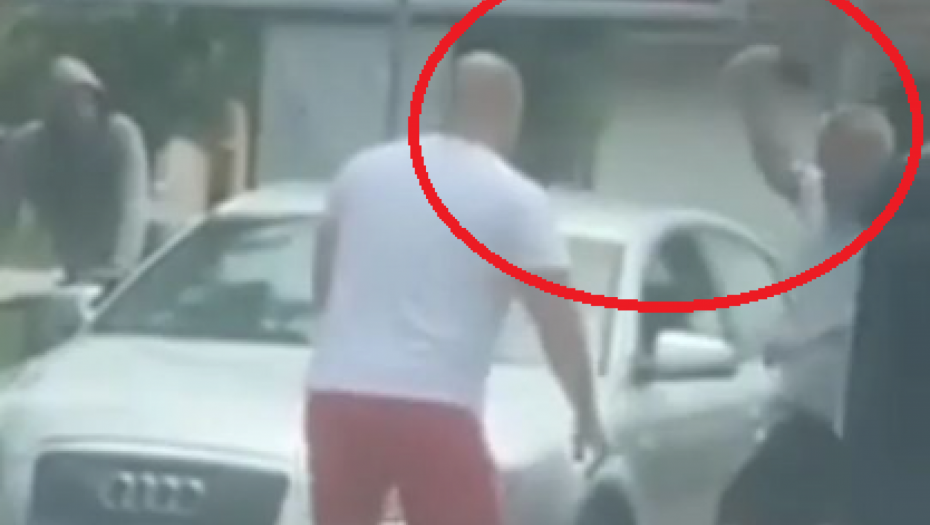 NESVAKIDAŠNJA SCENA U VRŠCU! Stravičan sukob dva muškarca na ulici, JEDAN IZVADIO MAČETU! (VIDEO)