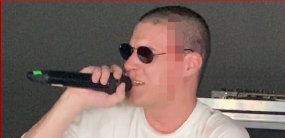 REPERU RAZBILI GLAVU NA NASTUPU Počeo da je krvari na sceni, pogledajte šta je uradio nakon incidenta! (VIDEO)
