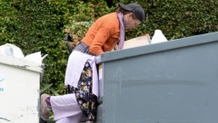 GLUMICA SE HRANI IZ KONTEJNERA Bila je poznata po svojoj lepoti, a sada je Loni Vilson beskućnica (FOTO)