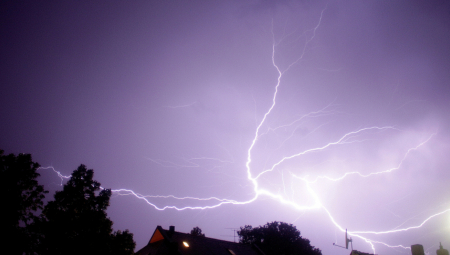 NEBO SE OTVORILO NAD UŽICEM, ZASTRAŠUJUĆE SCENE! Nebo crno kao usred noći, sevaju munje i tuku gromovi (VIDEO)
