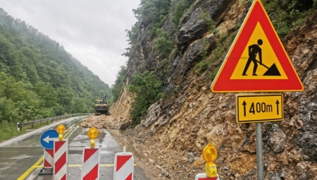 OGROMAN ODRON U OVČARSKO-KABLARSKOJ KLISURI Jedna traka potpuno zatrpana zemljom i kamenjem (FOTO)