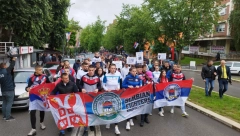 PROTESTNA ŠETNJA U KOSOVSKOJ MITROVICI U ZNAK PODRŠKE Uprkos kiši hiljade Srba šeta danas za Luneta, Radoša Petrovića i Dušana Obrenovića (FOTO)