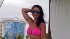 U ŠESTOJ DECENIJI POKAZALA LINIJU Pevačica se skinula u minijaturni bikini i usijala društvene mreže (FOTO)