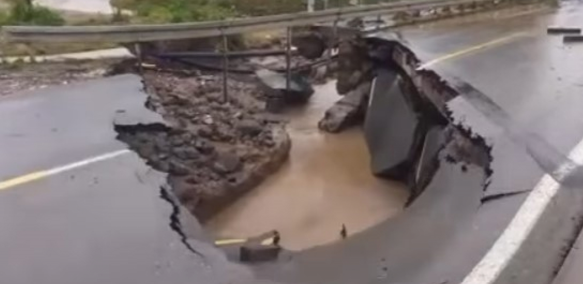 MOST SE URUŠIO ZA NEKOLIKO SEKUNDI Pogledajte zastrašujući trenutak kolapsa mosta kod Kraljeva (VIDEO)
