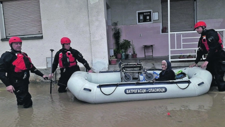 BORBA S VODOM TEK PREDSTOJI! Obilne kiše prave sve veće probleme, vanredna situacija u više od 50 gradova i opština Srbija na ivici katastrofe