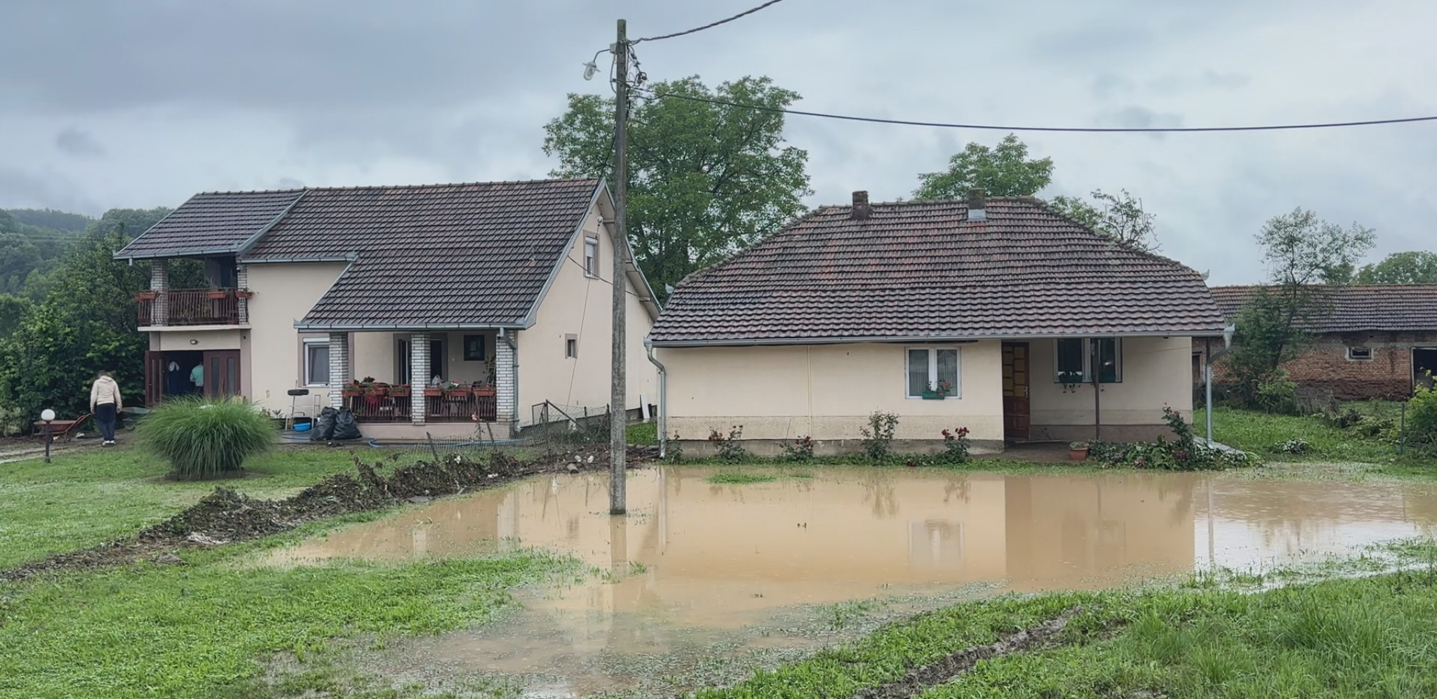 KRALJEVO NE PAMTI OVAKAV POTOP Pod vodom kuće, dvorišta i voćnjaci, sa svakom novom kišom strahuju za živote (FOTO)